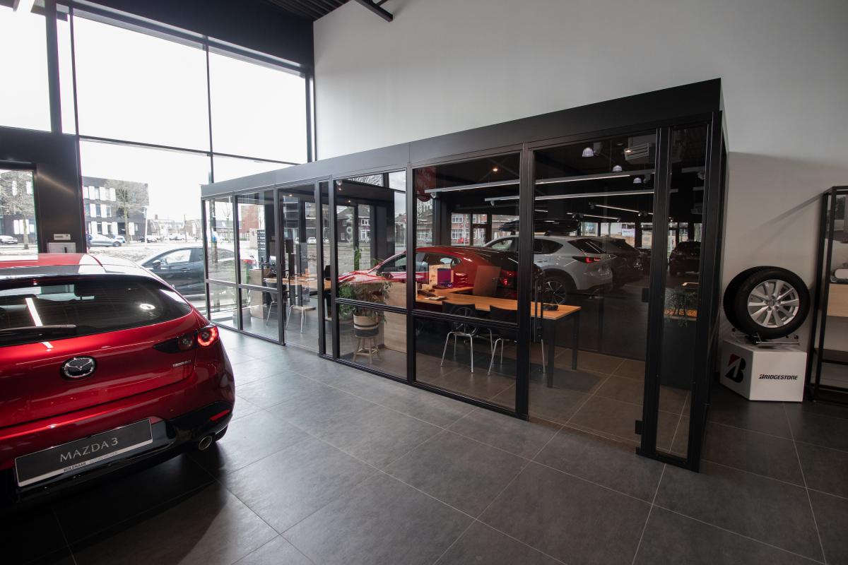 Die Meetingbox Amsterdam auf der Automobil-Verkaufsfläche